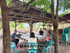 Pamwil dan Komsos Babinsa Koramil 1602-04/Maurole, Dekatkan TNI AD dengan Masyarakat