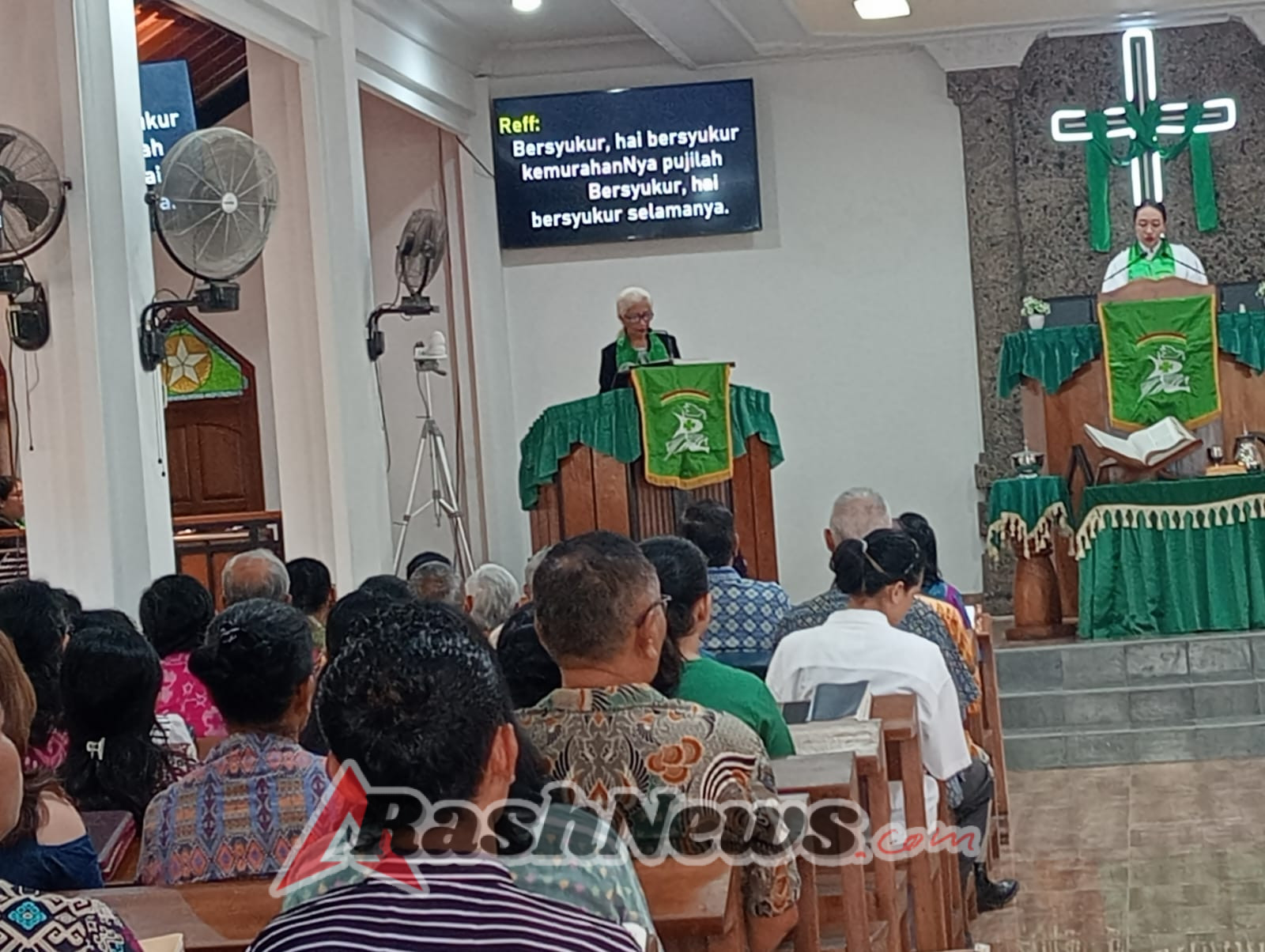 Sinergi Babinsa dan Pihak Gereja Ciptakan Situasi Kondusif di Hari Minggu