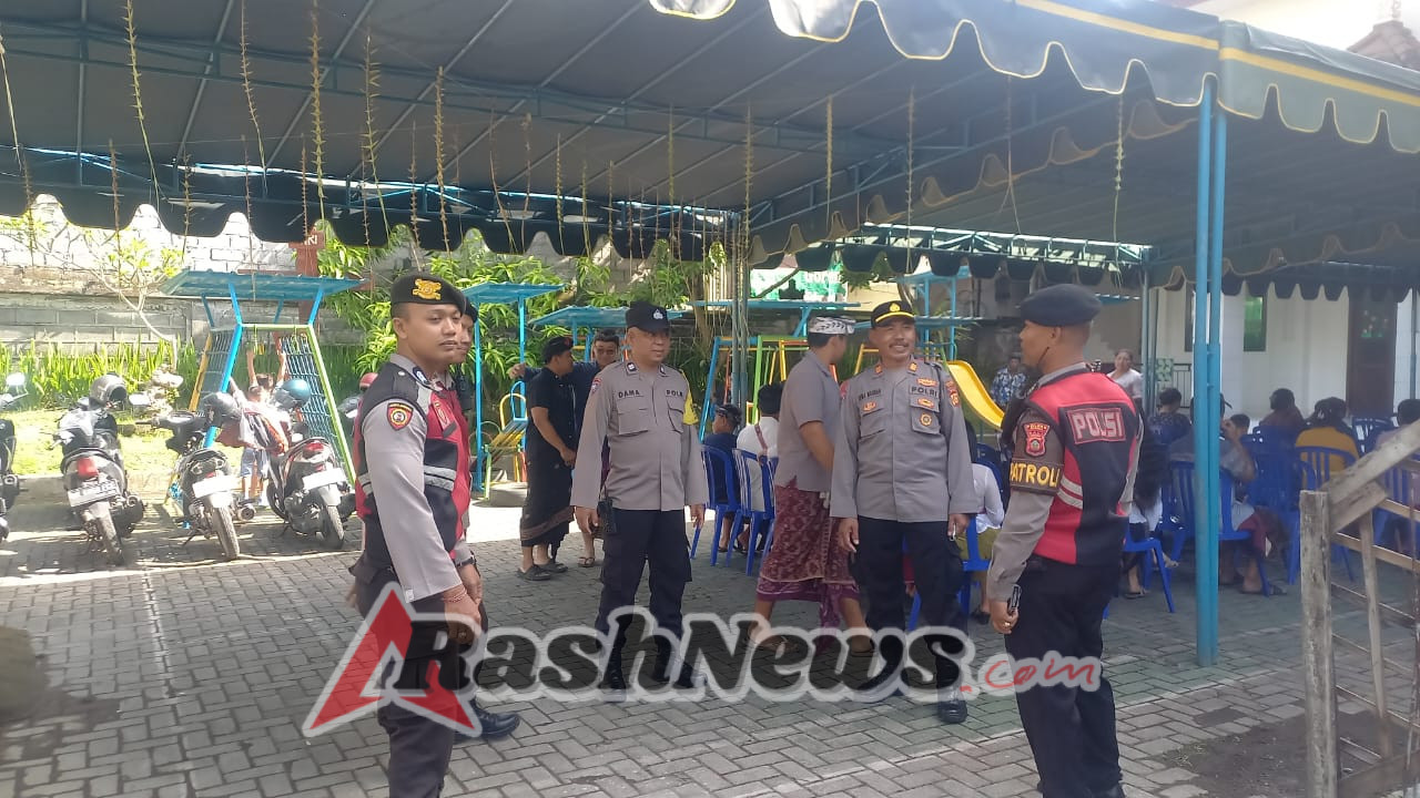 Personil Polsek Bersama Personil Polres Bangli Laksanakan pengamanan Kegiatan Ibadah Minggu Di Gereja Marga Rahayu