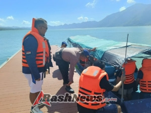 PERSONIL POLAIR POLRES BANGLI  ATENSI KUNJUNGAN PARA WISATAWAN DI AREAL  DERMAGA APUNG KEDISAN