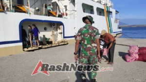 Pengamanan Babinsa Dukung Kelancaran Arus Penumpang di Balauring