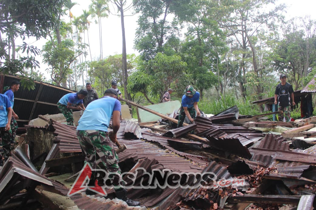 Satgas Pamtas Yonarhanud 2 Kostrad Laksanakan Karya Bakti di Gerej GMIT PNIEL Eban