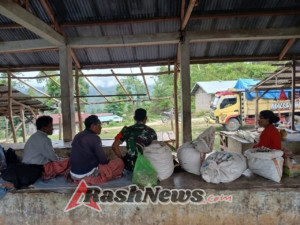 Sertu Amos Luta Jalin Sinergi Lewat Komsos di Pasar Tradisional Katikuwai