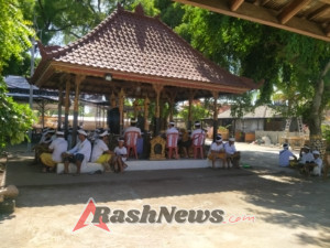 Turun Ke Wilbin Amankan Upacara Melaspas Taring, Babinsa Batununggul Kuatkan Sinergi Melalui Tradisi