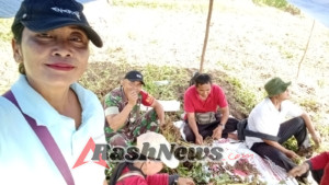 Pendampingan Melekat Disektor Pertanian, Serka Dewa Putu Carma Turun Sawah Dampingi Pengubinan Kacang tanah Di  Subak Semeagung