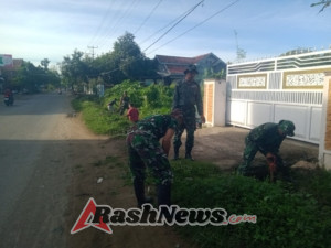 Danramil 04/Woha Kapten Inf Ibrahim Pimpin Gotong Royong Bersihkan Parit di Desa Rabakodo
