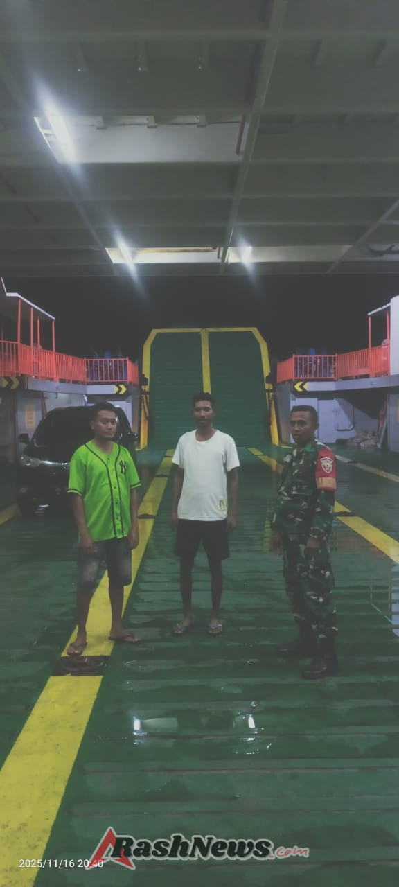 Babinsa Sertu Camilo Desousa Amankan Kedatangan Kapal Garda Maritim 3 di Pantai Baru