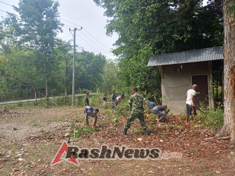 Babinsa Koramil 1618-02/Miobar Gelar Kegiatan Pembersihan Menjelang Musim Hujan di Desa Tuabatan