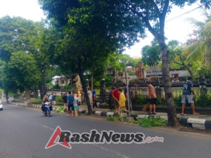 Gotong Royong Sambut Galungan–Kuningan, Babinsa dan Warga Banjar Tegal Bersihkan Sepanjang Jalan Pahlawan