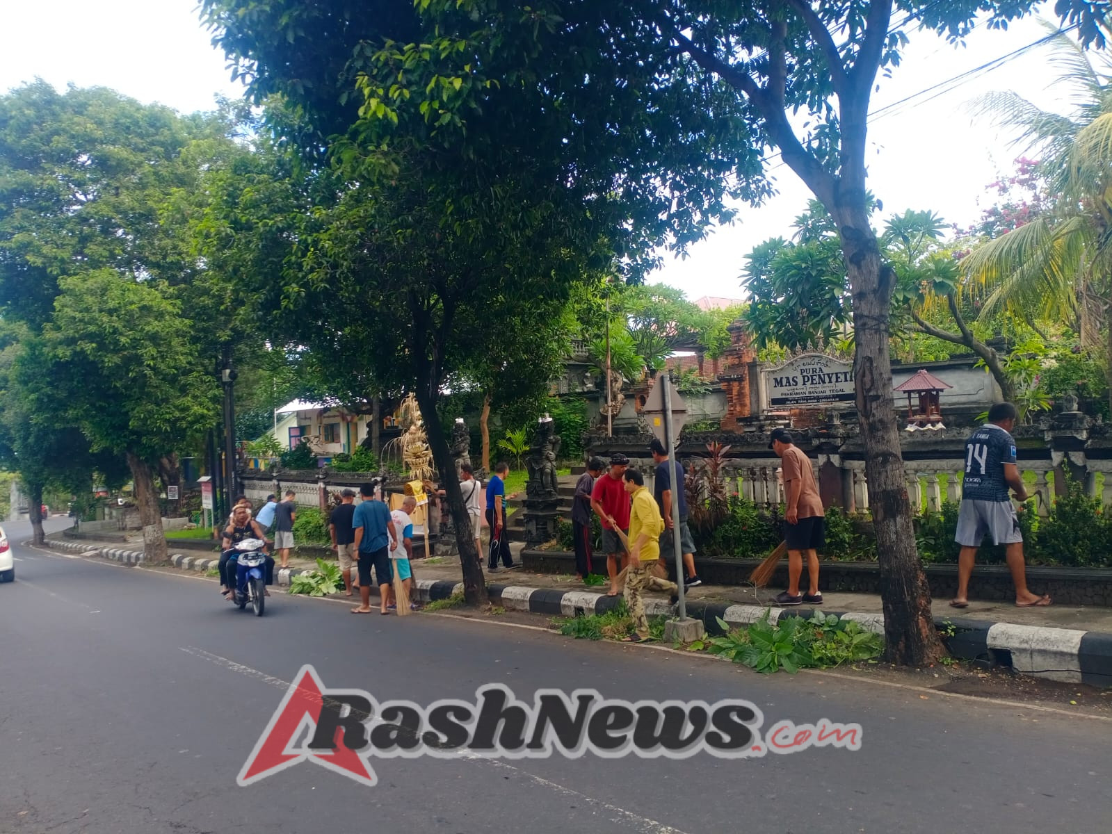 Gotong Royong Sambut Galungan–Kuningan, Babinsa dan Warga Banjar Tegal Bersihkan Sepanjang Jalan Pahlawan