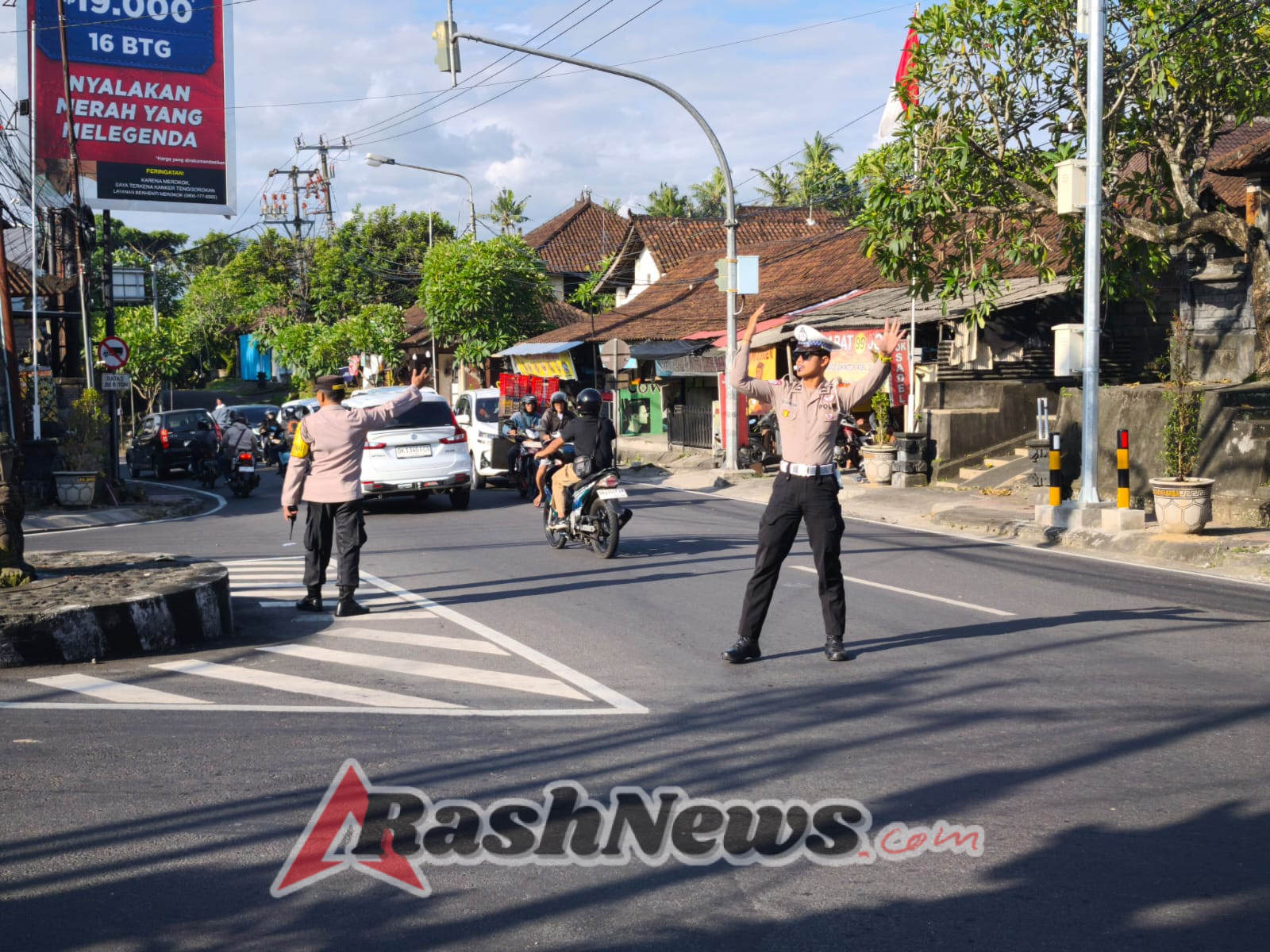 Akhir Pekan Jelang Galungan, Polsek Abiansemal Fokuskan Pengaturan Lalin Di Ruas Jalan Padat