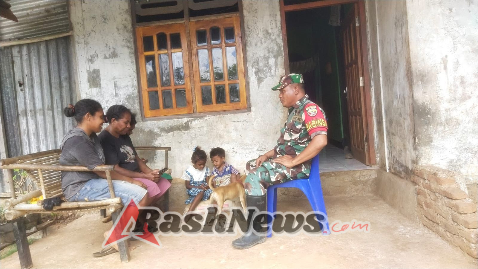 Pemantauan Wilayah dan Komsos Babinsa Apui Ciptakan Keamanan Lingkungan