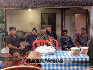 Babinsa Penyaringan Tunjukkan Kepedulian, Hadiri Mejenukan Warga Banjar Anyar Tengah