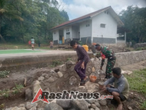 TNI dan Masyarakat Kompak Gelar Kerja Bakti di Desa Werang