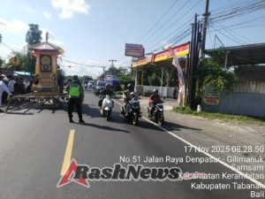 Bhabinkamtibmas Desa Samsam melaksanakan pengamanan kegiatan Ngaben