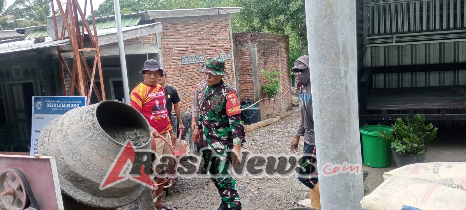 Kerja Sama Babinsa dan Bhabinkamtibmas Perkuat Pengawasan Infrastruktur di Desa Lamusung