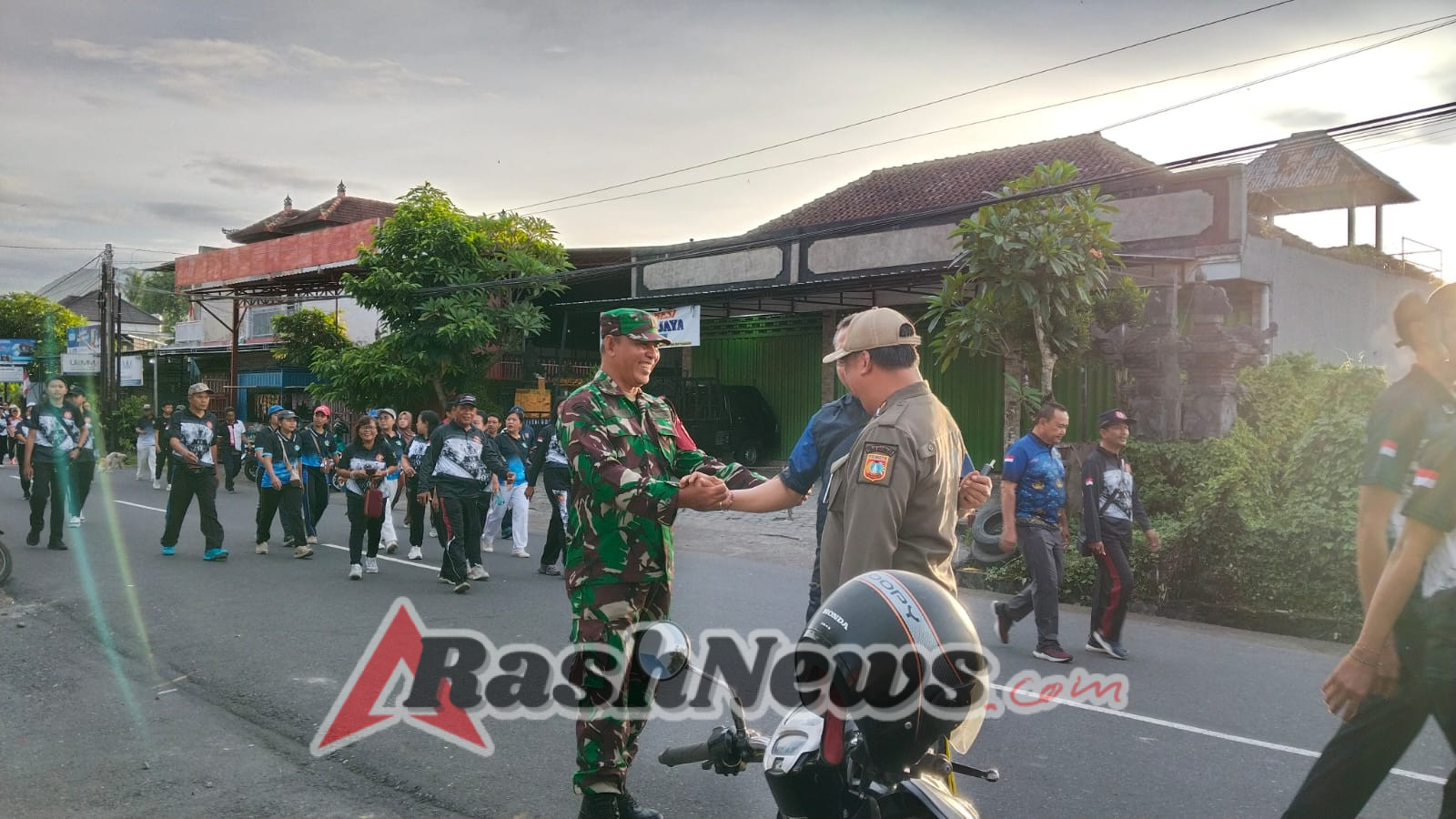 Tingkatkan kualitas kesehatan masyarakat, Babinsa 1623-01/Karangasem amankan kegiatan Car Free Day.