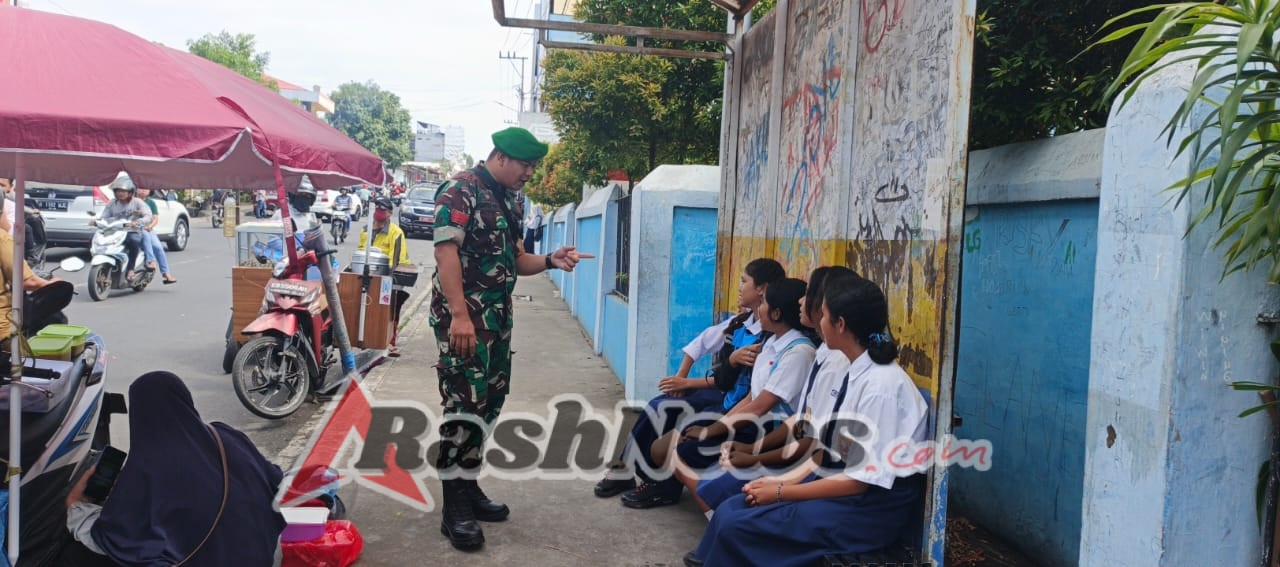 Babinsa Koramil 1602-01/Ende Dekatkan TNI dengan Pelajar Lewat Komsos di SMPN 1 Ende