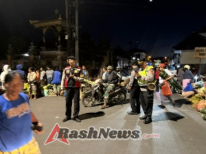 SAT SAMAPTA POLRES BANGLI GELAR PATROLI DIALOGIS DI PASAR KIDUL ANTISIPASI KERAWANAN JELANG HARI RAYA GALUNGAN DAN KUNINGAN