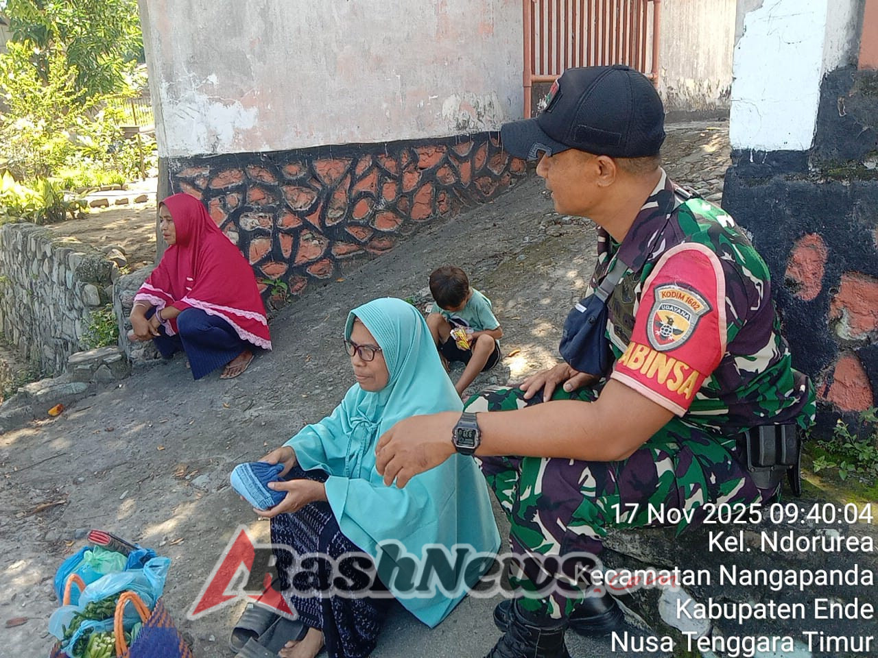 Kehadiran Babinsa di Pasar Nangapanda Tingkatkan Hubungan TNI-Rakyat