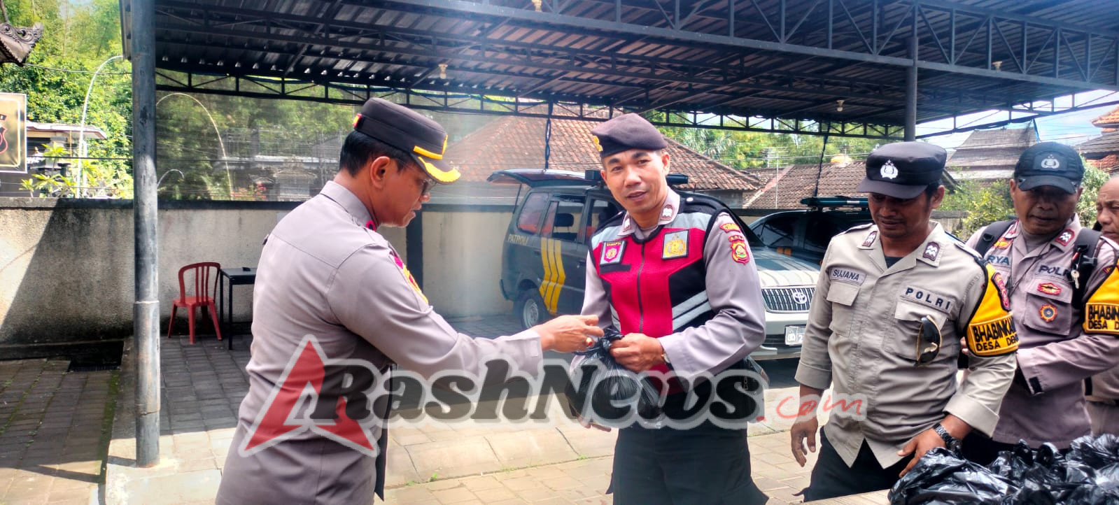 Semangat Galungan, Kapolsek Tabanan Beri Bingkisan Daging Babi kepada Personel Hindu
