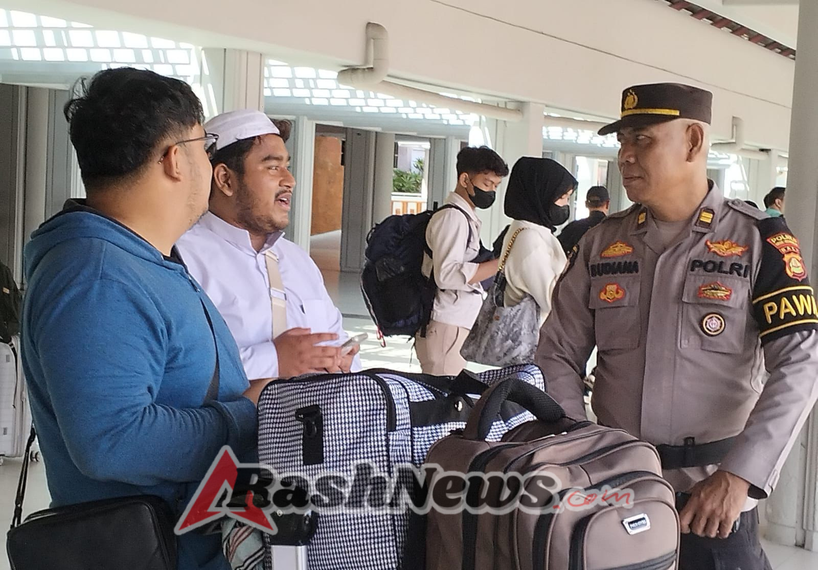 Polres Bandara Ngurah Rai Berikan Pelayanan Humanis kepada Wisatawan dii Terminal Domestik