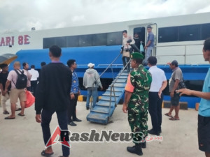 Arus Kapal di Pelabuhan Ba’a Dipantau Ketat, Babinsa Pastikan Situasi Aman dan Lancar