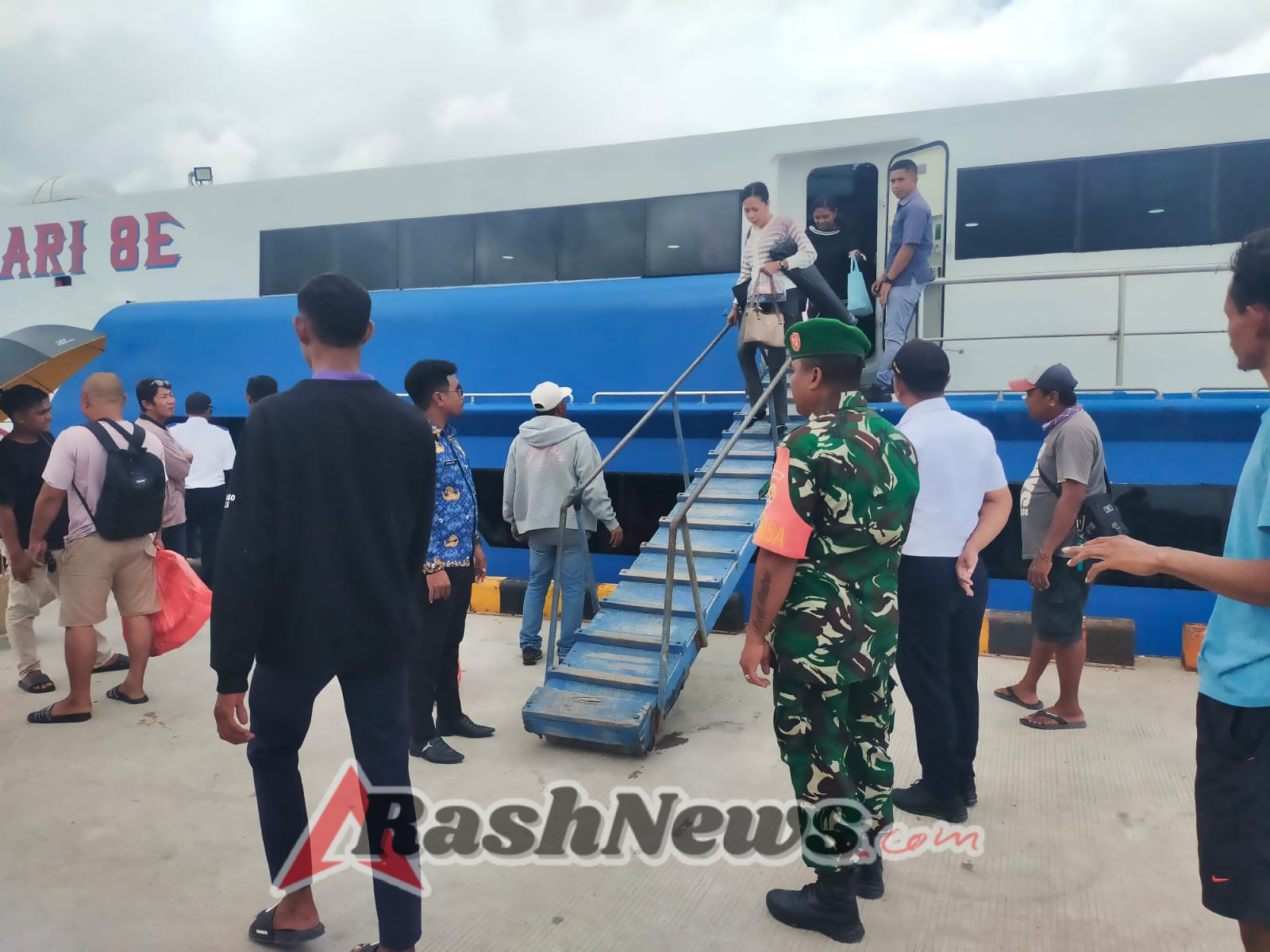 Arus Kapal di Pelabuhan Ba’a Dipantau Ketat, Babinsa Pastikan Situasi Aman dan Lancar