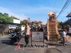 Bhabinkamtibmas Desa Peken Belayu Pengamanan Upacara Ngaben
