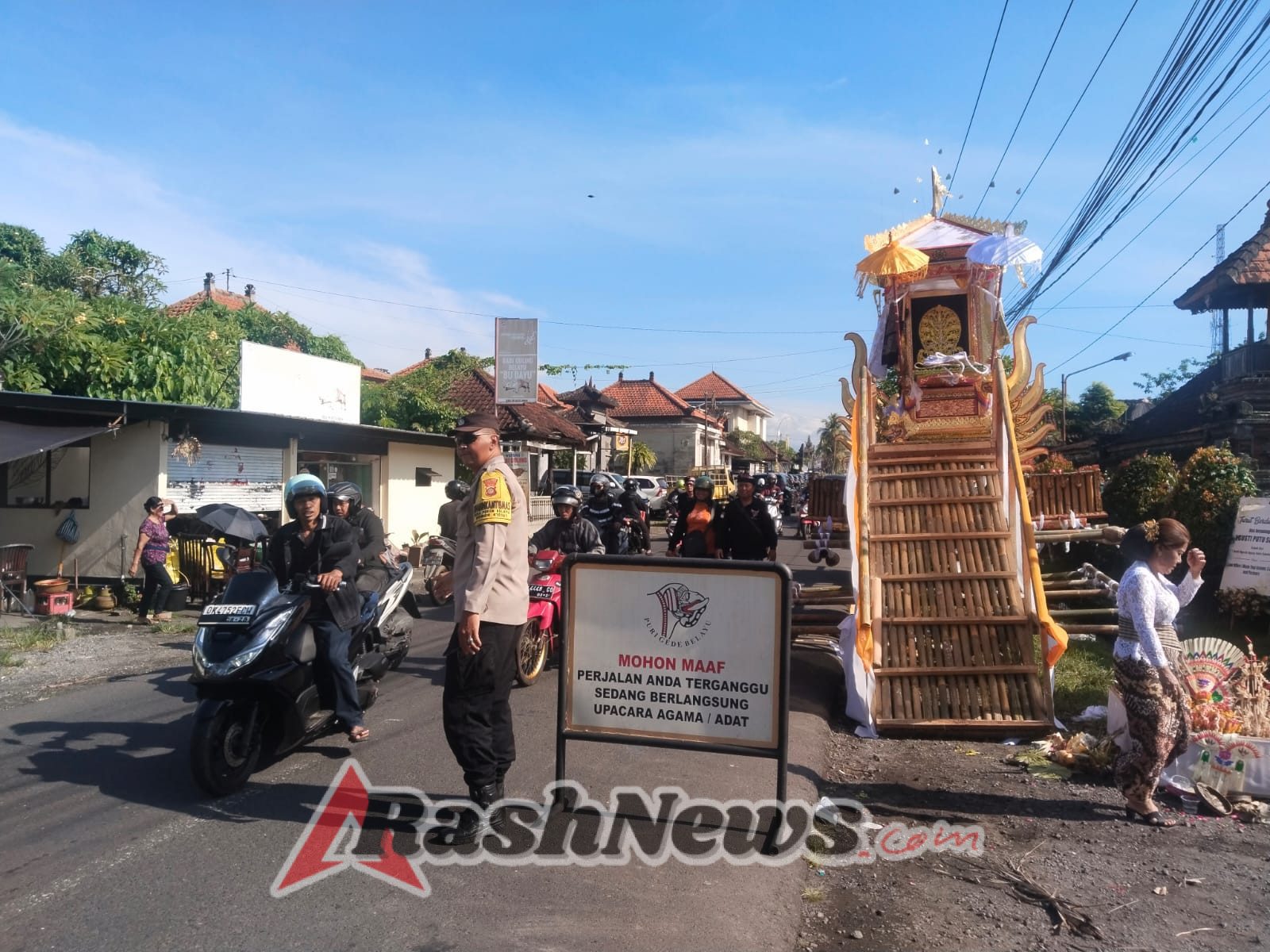 Bhabinkamtibmas Desa Peken Belayu Pengamanan Upacara Ngaben