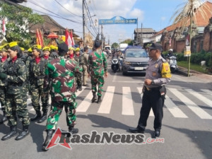 Kawal Tradisi Perjuangan, Bhabinkamtibmas Kel. Kesiman Amankan Pelepasan Pataka Puputan Margarana