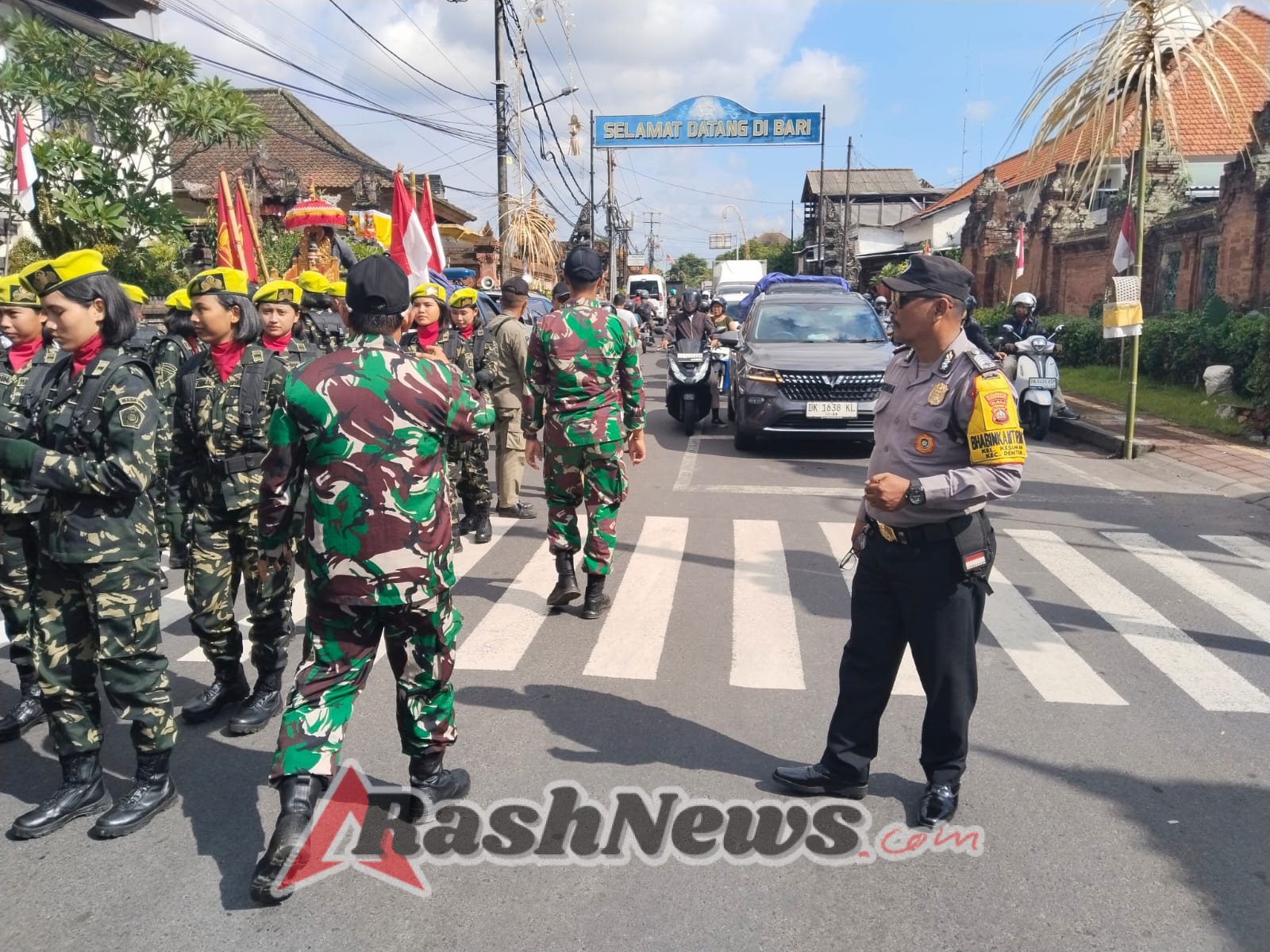 Kawal Tradisi Perjuangan, Bhabinkamtibmas Kel. Kesiman Amankan Pelepasan Pataka Puputan Margarana