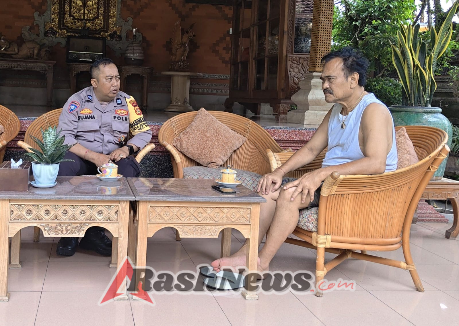 Bhabinkamtibmas Sumerta Kauh Perkuat Komunikasi Kamtibmas dengan Bendesa Adat Pagan Jelang Hari Raya