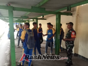 Pelajar Antusias, Babinsa Sertu Damianus Kerhi Lakukan Komsos di SMKN 2 Ende