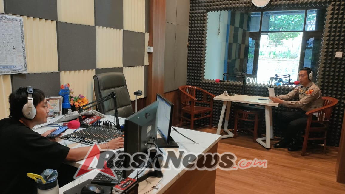 Unit Kamsel Satlantas Sosialisasikan Ops Zebra Agung 2025 secara langsung di Radio RGS FM
