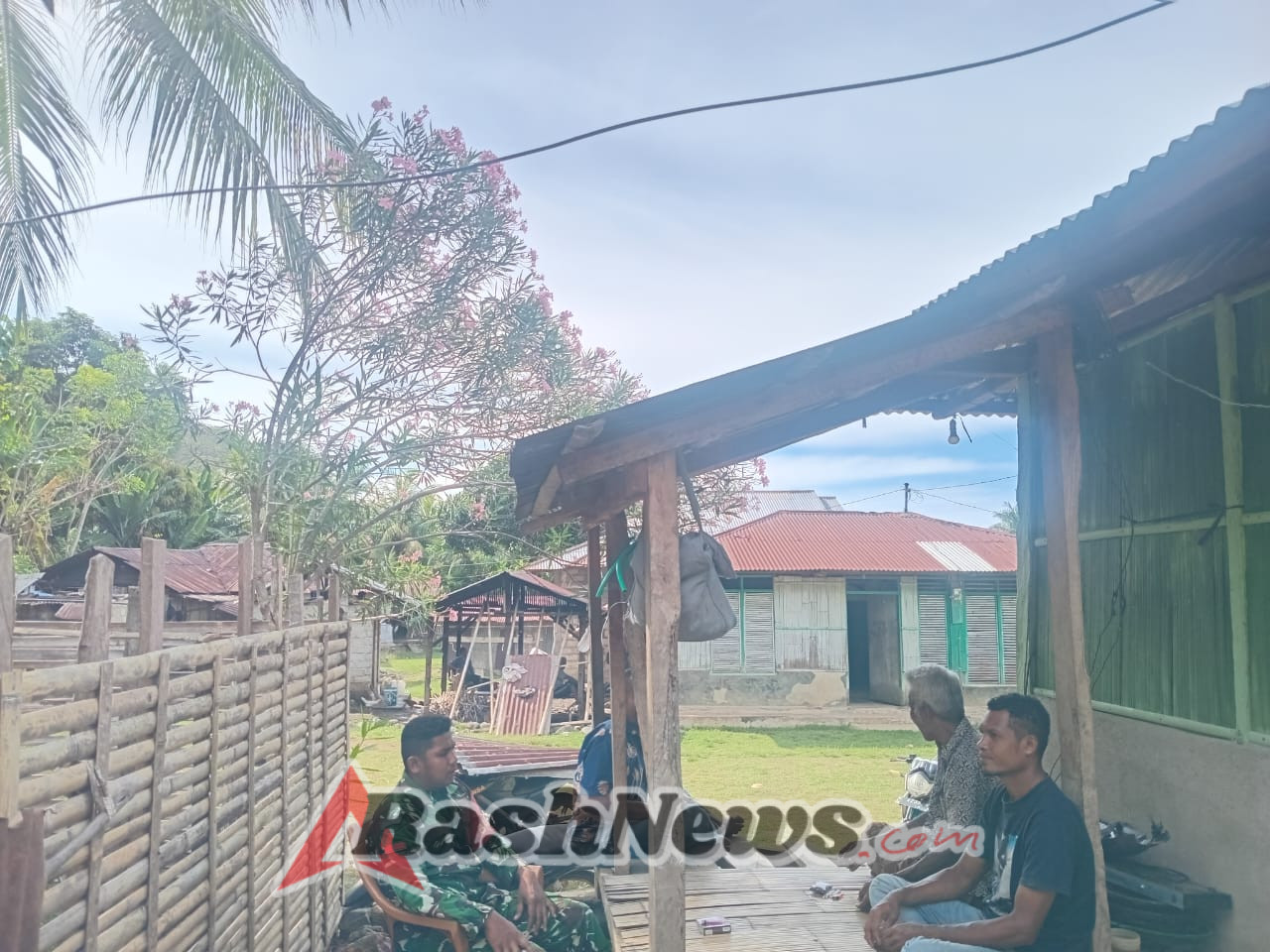 Komsos dan Pamwil, Babinsa 1602-02/Wolowaru Tingkatkan Kamtibmas di Detuena