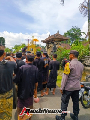 Bhabinkamtibmas Desa Perean Kangin Amankan Prosesi Ngaben