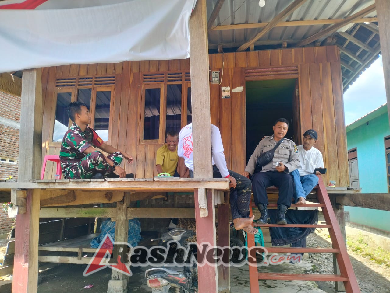 TNI–Polri Kompak di Desa Moteng, Komsos Diperkuat untuk Cegah Gangguan Kamtibmas