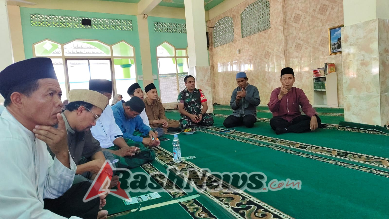 TNI Hadir untuk Rakyat: Babinsa Sekongkang Dampingi Safari Dakwah Syekh Husen Jaber di KSB