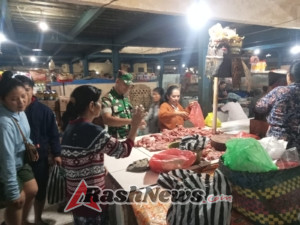 Wujud Kepedulian, Babinsa Lakukan Pengawasan Pasar Menjelang Perayaan Galungan
