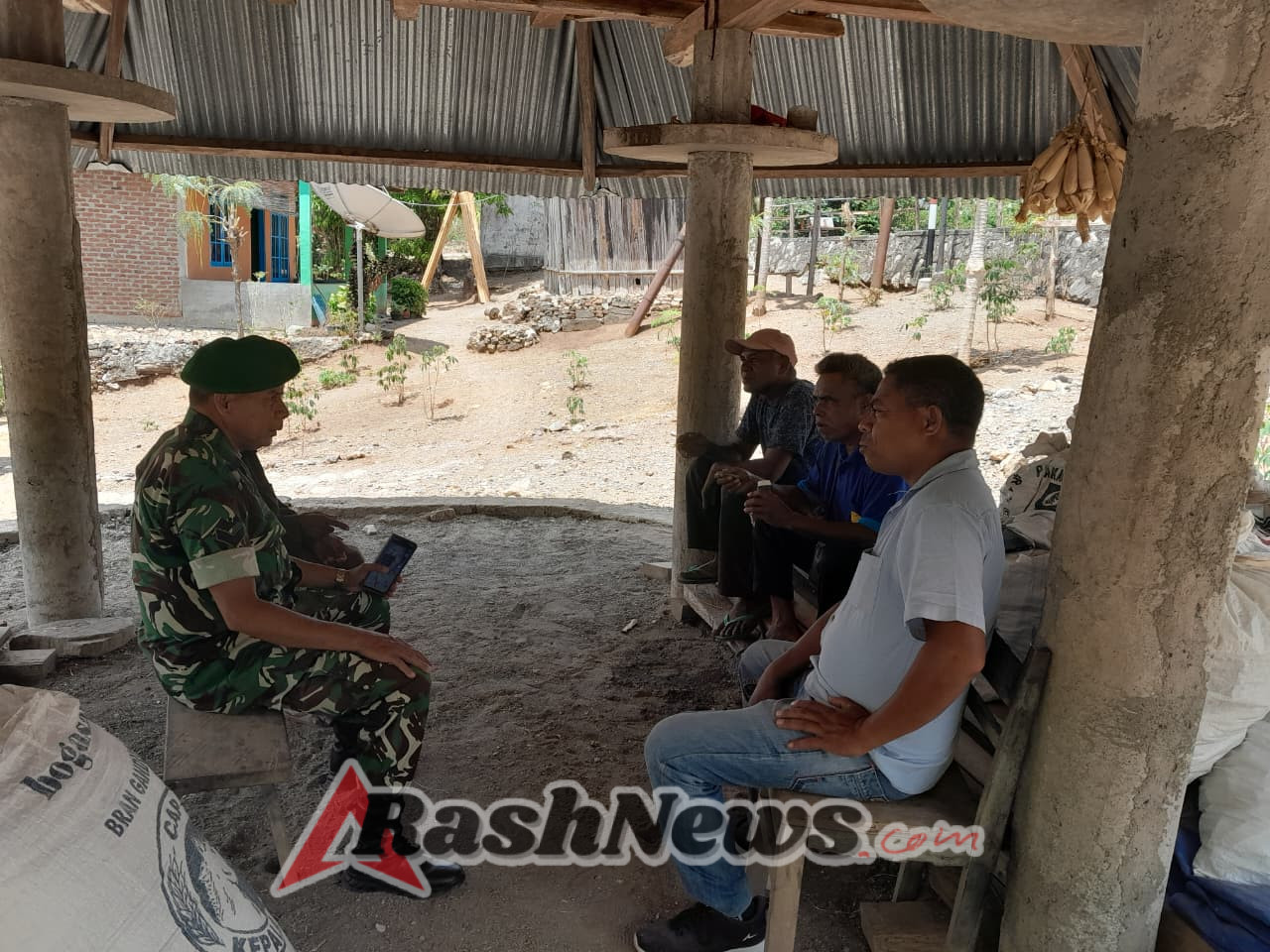 Babinsa Sertu Hermenejildo De Almeida Laksanakan Monitoring Wilayah dan Komsos di Desa Bannae