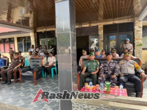 Tingkatkan Kemanunggalan, Babinsa Dampingi Warga Saat Rehab Rumah