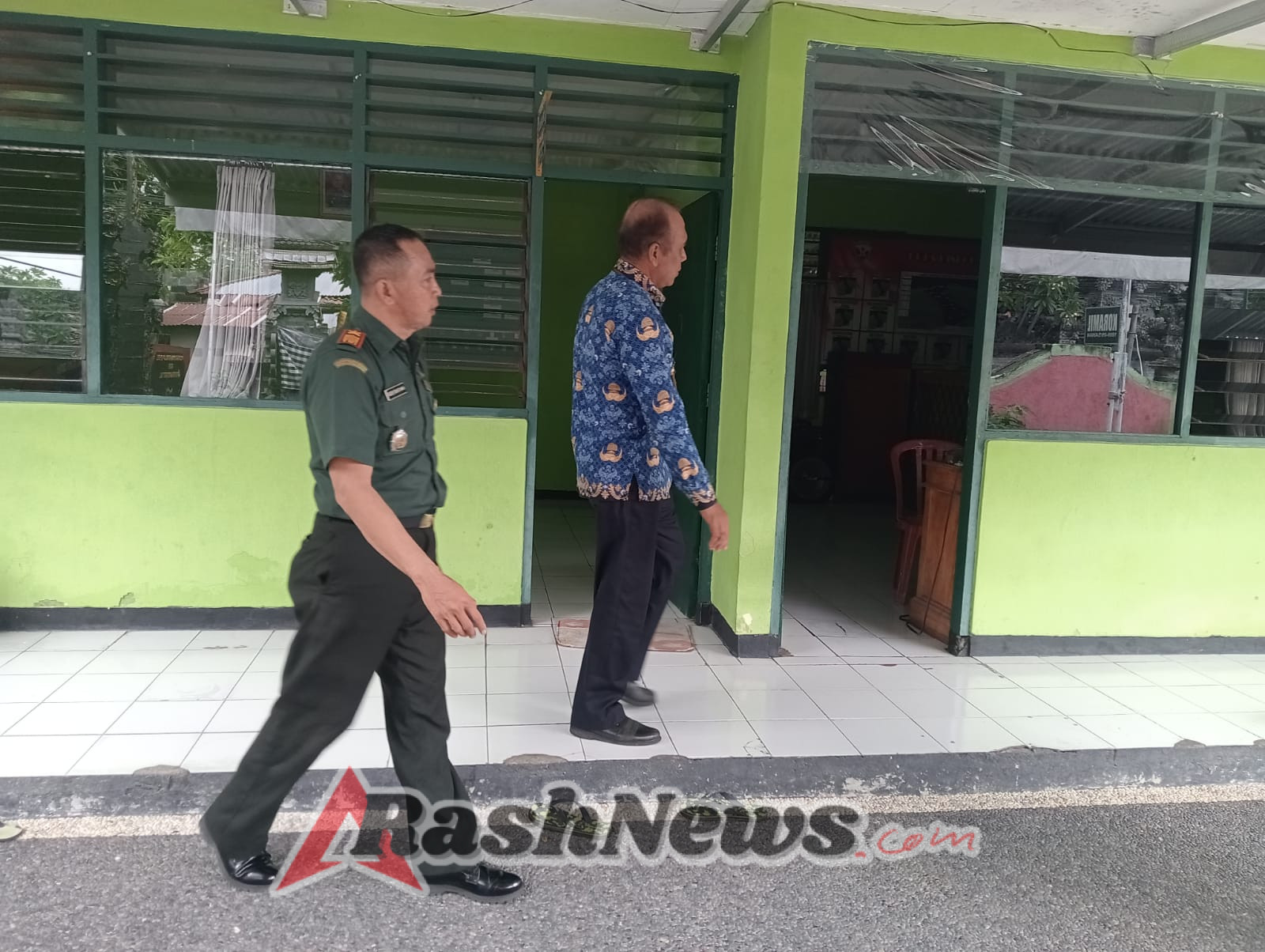 Membangun Kebersamaan, Danramil Sawan Terima Silaturahmi dari Camat Sawan di Makoramil