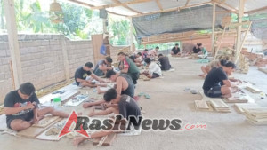 Babinsa Tinjau Proses Pembuatan Ukiran Tradisional Bali di Desa Binaan untuk Peningkatan Produktivitas