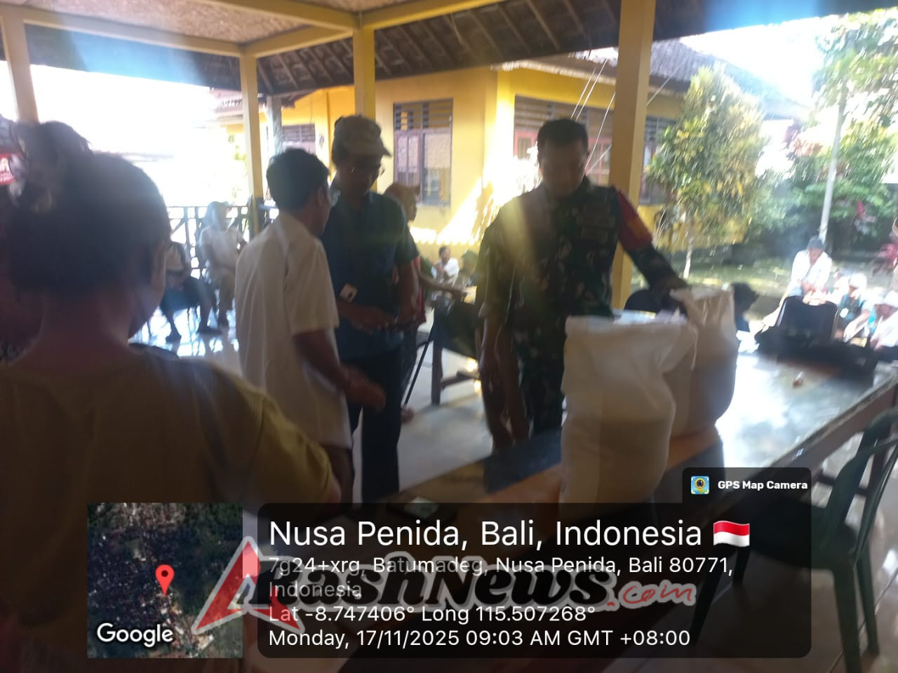 Bukti Nyata TNI Hadir Dan Peduli Kesejahteraan Masyarakat, Babinsa Batumadeg Pastikan Penyaluran Bantuan Pangan Aman Dan Lancar
