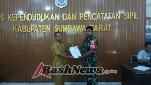 Wujudkan Pelayanan Humanis, Babinsa Menala Serahkan Akta Kelahiran kepada Warga Tanakakan