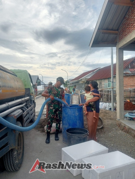 TNI Hadir untuk Rakyat, Bantuan Air Bersih Bagi Warga Labuhan Lalar Berlangsung Lancar