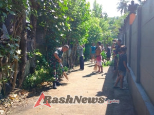Babinsa Ajak Warga Gotong Royong Bersihkan Jalan Desa Antiga