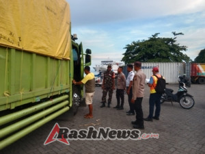 Babinsa Koramil 1602-01/Ende Kawal Aktivitas Bongkar Muatan Kapal Darma Rucitra VIII