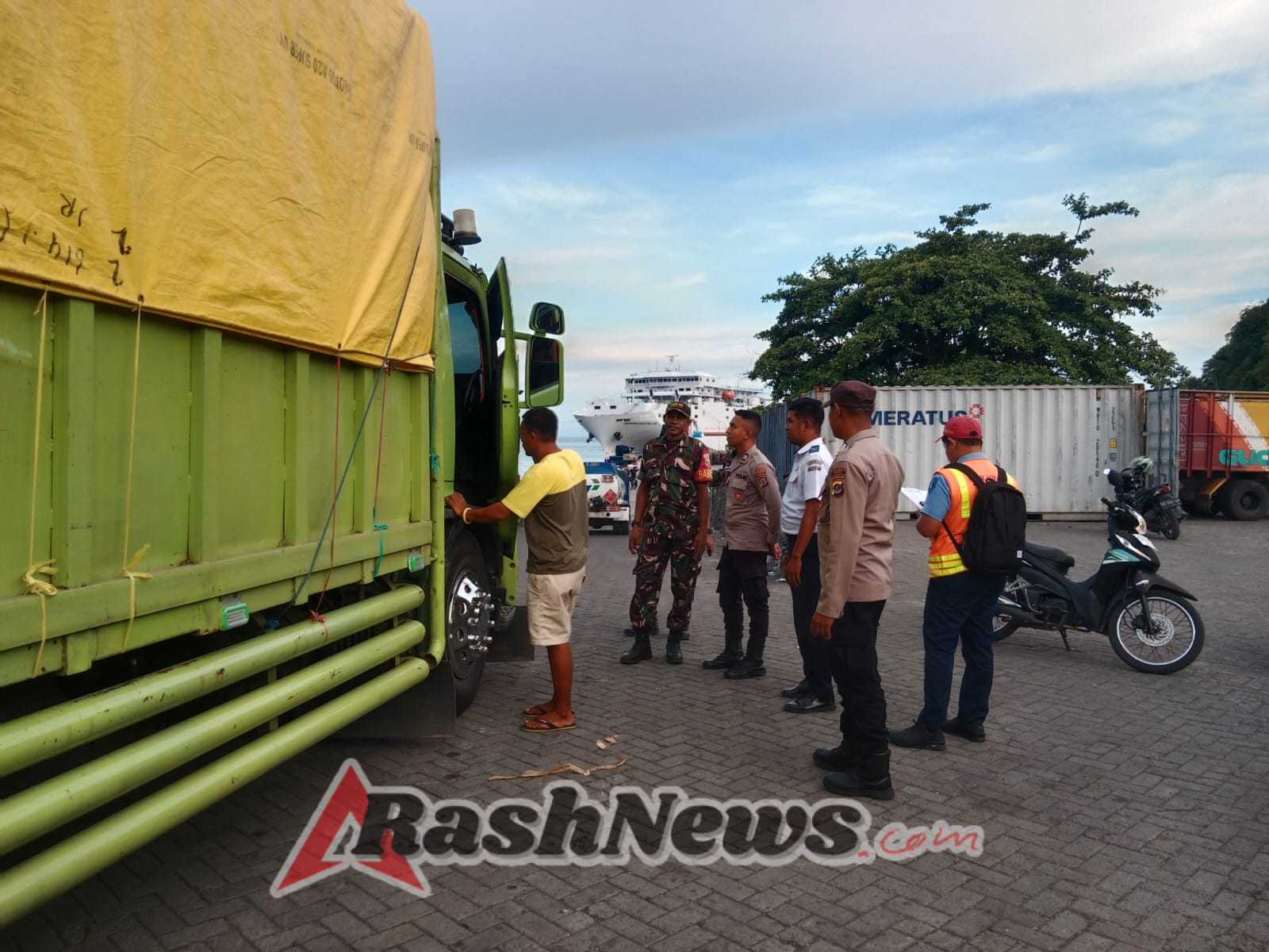 Babinsa Koramil 1602-01/Ende Kawal Aktivitas Bongkar Muatan Kapal Darma Rucitra VIII